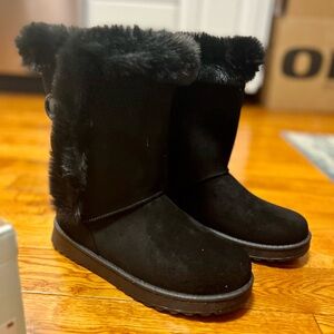 Women's Black Fur-Lined Boots Cozy with Cute Buttons
